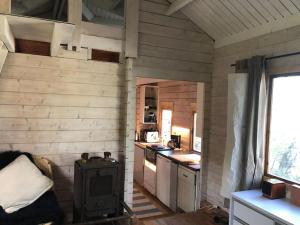 uma cozinha com fogão numa casa de madeira em Houses by the sea near the city em Lidingö
