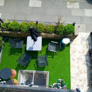 an overhead view of a garden with chairs and a bird statue at The Lyndhurst Guest House in Great Yarmouth