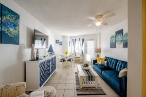 sala de estar con sofá azul y cocina en Royal Retreat-Amazing view-King bed-1 bedroom-Full kitchen-Free parking-Self check-in, en Myrtle Beach