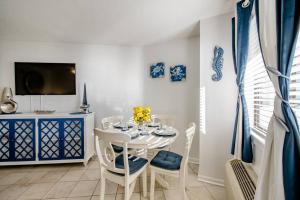 uma sala de jantar branca com uma mesa e cadeiras brancas em Royal Retreat-Amazing view-King bed-1 bedroom-Full kitchen-Free parking-Self check-in em Myrtle Beach