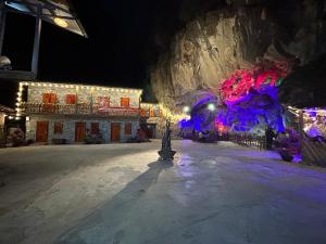 um edifício é iluminado à noite com luzes em Yen Nhi Homestay Ban Gioc - New CS2 em Cao Bang