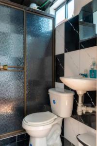 馬里尼亞的住宿－Finca La Piscina, disfrute total，一间带卫生间和水槽的浴室