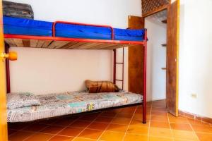 マリニリャにあるFinca La Piscina, disfrute totalのベッドルーム1室(二段ベッド2組付)