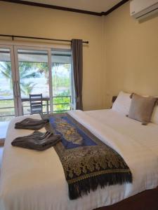 Rúm í herbergi á Baan I Ta Lay Koh Yao Noi