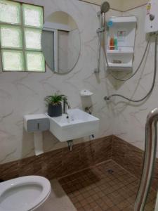 Vonios kambarys apgyvendinimo įstaigoje Baan I Ta Lay Koh Yao Noi