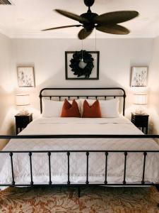 Tempat tidur dalam kamar di Croton Cottage - Downtown WPB guest house