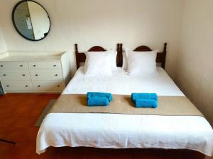 - une chambre avec un lit et 2 serviettes bleues dans l'établissement Casita rural de Tamara, à Coín