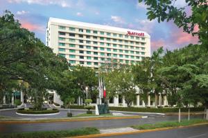 - une vue sur l'hôtel depuis la rue dans l'établissement Villahermosa Marriott Hotel, à Villahermosa