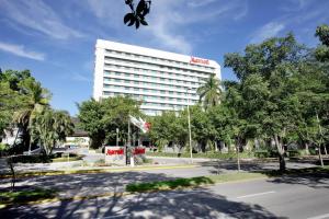 a tall white building with a santa cruz hotel at Villahermosa Marriott Hotel in Villahermosa
