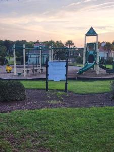 um parque infantil com escorrega num parque em The Lucky Charm em Savannah