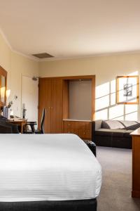 Sydney Harbour Hotelにあるベッド