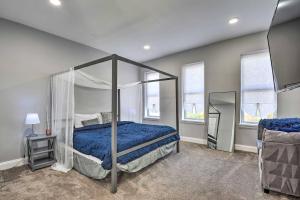 ein Schlafzimmer mit einem Himmelbett und einem Spiegel in der Unterkunft Baltimore Abode, Walk to Cross Street Market! in Baltimore