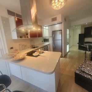a kitchen with a counter top and a refrigerator at Apartamento Deluxe Isla Margarita - Costa Azul in Porlamar