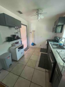 eine Küche mit einer Spüle und einer Arbeitsplatte in der Unterkunft Cozy House on the hill in Tallahassee