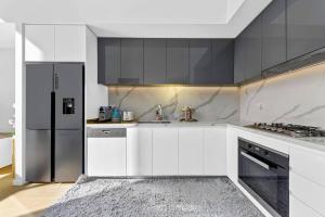 Cuisine ou kitchenette dans l'établissement Epping Sunlit Luxury Loft - 2Bedrooms and High Ceilings
