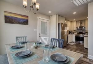 comedor con mesa y sillas y cocina en Broadview - Mtn Views, River Views, New Build en Kodak