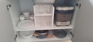 un armario lleno de muchos utensilios de cocina en Monoambiente El Maiten, en San Martín de los Andes