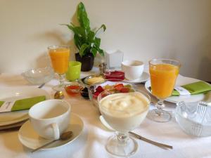 ノールベークにあるWalnut Lodge Bed & Breakfastのコーヒーとドリンクを楽しめるテーブル