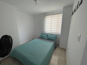 a small bedroom with a bed and a window at Para estrenar agradable apartamento acogedor in Cúcuta