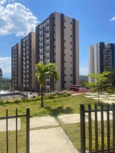 a tall building with palm trees in front of it at Para estrenar agradable apartamento acogedor in Cúcuta