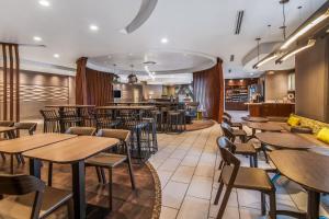 um restaurante com mesas e cadeiras e um bar em SpringHill Suites Las Vegas Henderson em Las Vegas