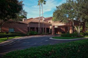 una casa con entrada frente a un edificio en Courtyard by Marriott Fort Lauderdale Plantation en Plantation