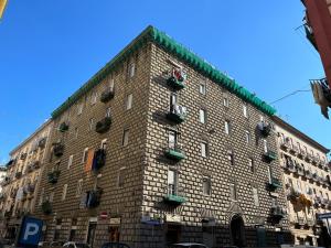 ein großes Backsteingebäude mit Topfpflanzen darauf in der Unterkunft Casa Chiara Italia luxury central free parking in Neapel