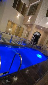 uma banheira azul com uma mangueira num quarto em شاليه العماريه em Yanbu Al Bahr
