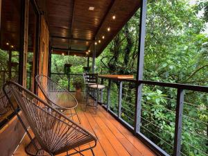 Balcony o terrace sa Wildlife Refuge’s Wood Cabin