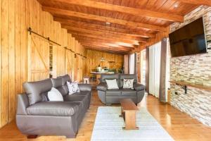蒙特韋爾德哥斯達黎加的住宿－Wildlife Refuge’s Wood Cabin，客厅配有2张沙发和1台平面电视