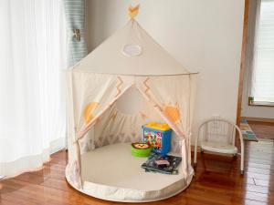 a childs play tent in a room at 憩いの場　ただいま〜 in Nago