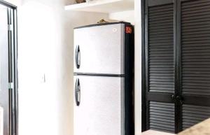 um frigorífico branco ao lado de uma parede em Room in Guest room - Suite 2 Vena Close to buses and supermakets em Puerto Vallarta