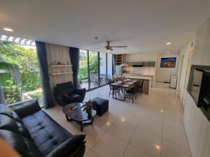 uma sala de estar com um sofá, uma mesa e uma cozinha em Oceanami Resort Sea View em Long Hai
