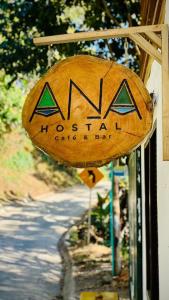un panneau sur le côté d'un bâtiment dans l'établissement Hostal Ana, à Santa Marta