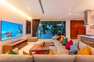 Ruang duduk di Luxurious SeaView 4br Private Pool Villa by Intira Villas