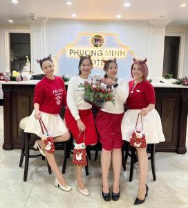 a group of women posing for a picture at a buffet at KHÁCH SẠN PHƯƠNG MINH in Hai Phong