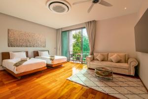 ein Schlafzimmer mit einem Bett und einer Couch in der Unterkunft Luxurious SeaView 4br Private Pool Villa by Intira Villas in Rawai Beach + 27 Fotos