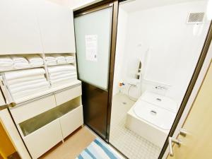ein Bad mit einem Waschbecken und einem WC in der Unterkunft Reina Building 4F / Vacation STAY 61776 in Tokushima