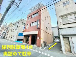 een gebouw met tekst aan de zijkant van een straat bij Reina Building 4F / Vacation STAY 61776 in Tokushima