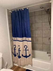 baño con cortina de ducha con ancla en Cottage at JP Coleman en Iuka