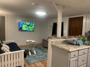 Televiisor ja/või meelelahutuskeskus majutusasutuses Cottage at JP Coleman