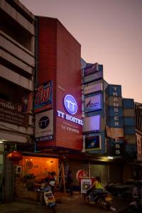 un grupo de señales en el lateral de un edificio en TT Hostel, en Vientiane