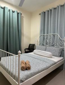 um quarto com um berço com cortinas azuis em DeAsmarra Homestay em Tanjung Piandang