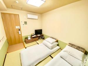 um quarto de hospital com duas camas e uma televisão em Reinahill - Vacation STAY 14231v em Tokushima