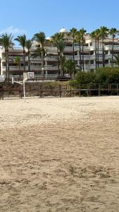 a volley ball court on the beach in front of a building at Apartment Martinez Casablanca in Alcossebre