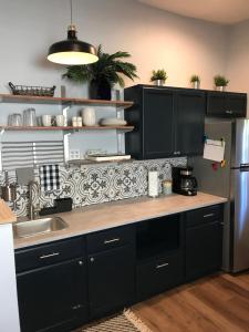 Kjøkken eller kjøkkenkrok på The Lafayette 'Tiny Home' Apartment
