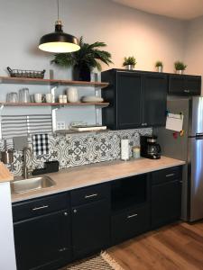 Η κουζίνα ή μικρή κουζίνα στο The Lafayette 'Tiny Home' Apartment