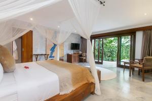 - une chambre avec un grand lit dans l'établissement The Hidden Paradise Ubud - CHSE Certified, à Ubud