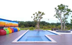 een groot zwembad met een poolvisorvisorvisor bij The Best Garden resort in Sichon