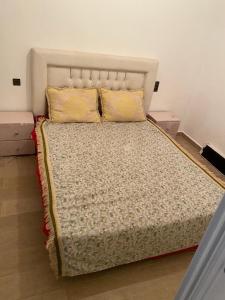 ein Bett mit zwei Kissen auf einem Zimmer in der Unterkunft Apartamento in Saidia 